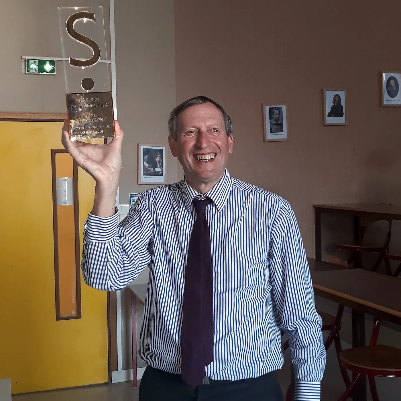 Le professeur, souriant