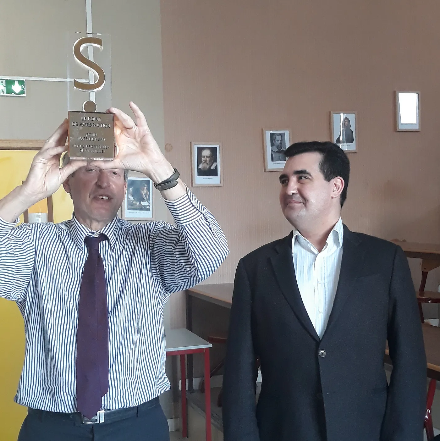 Le professeur et Warith Harchaoui, souriants