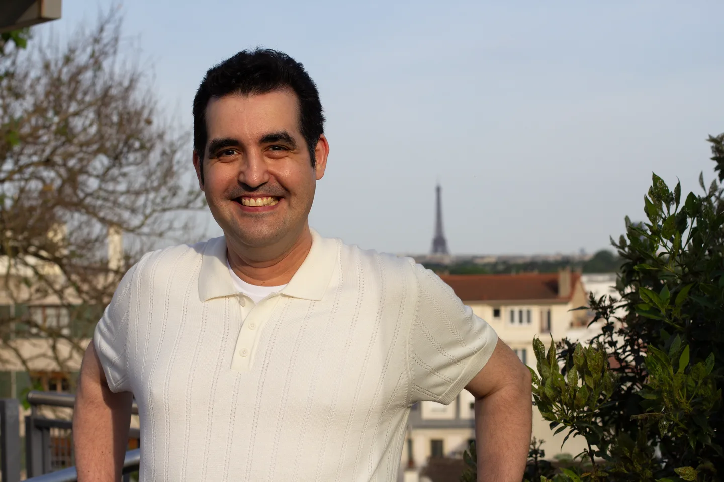 Warith Harchaoui sur un toit, la tour Eiffel en arrière-plan
