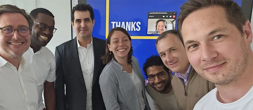 Group photo at the end of a session, in front of a screen reading THANKS