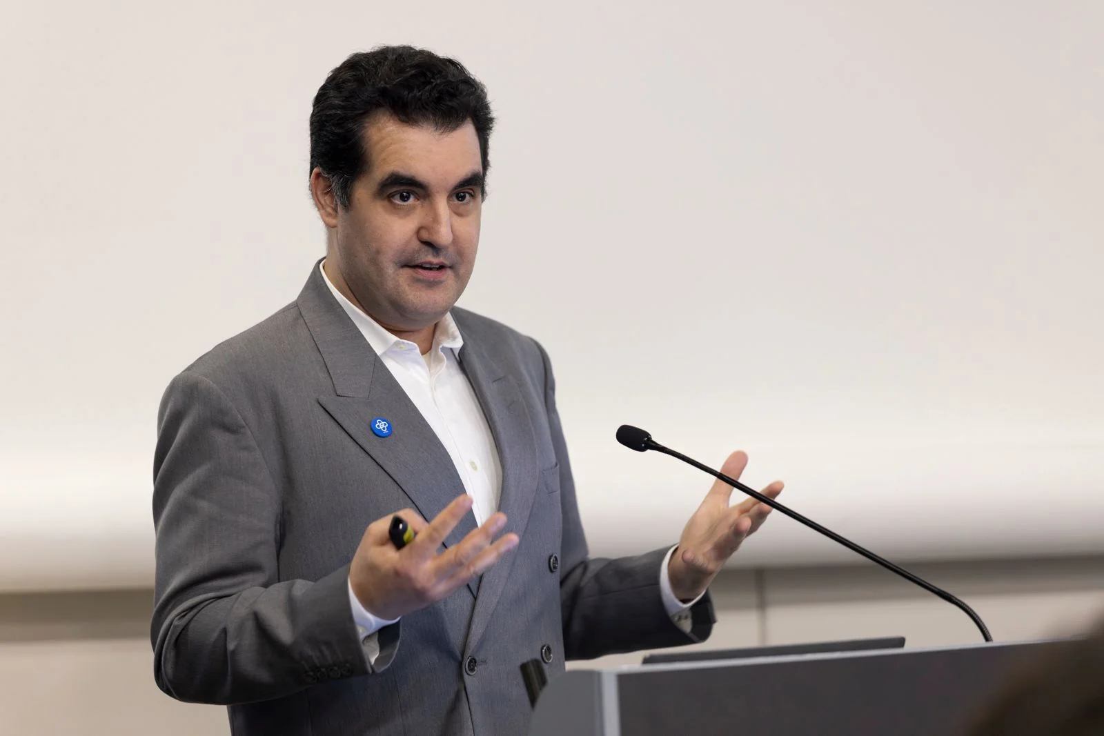 Warith Harchaoui en conférence, au pupitre, micro à la main